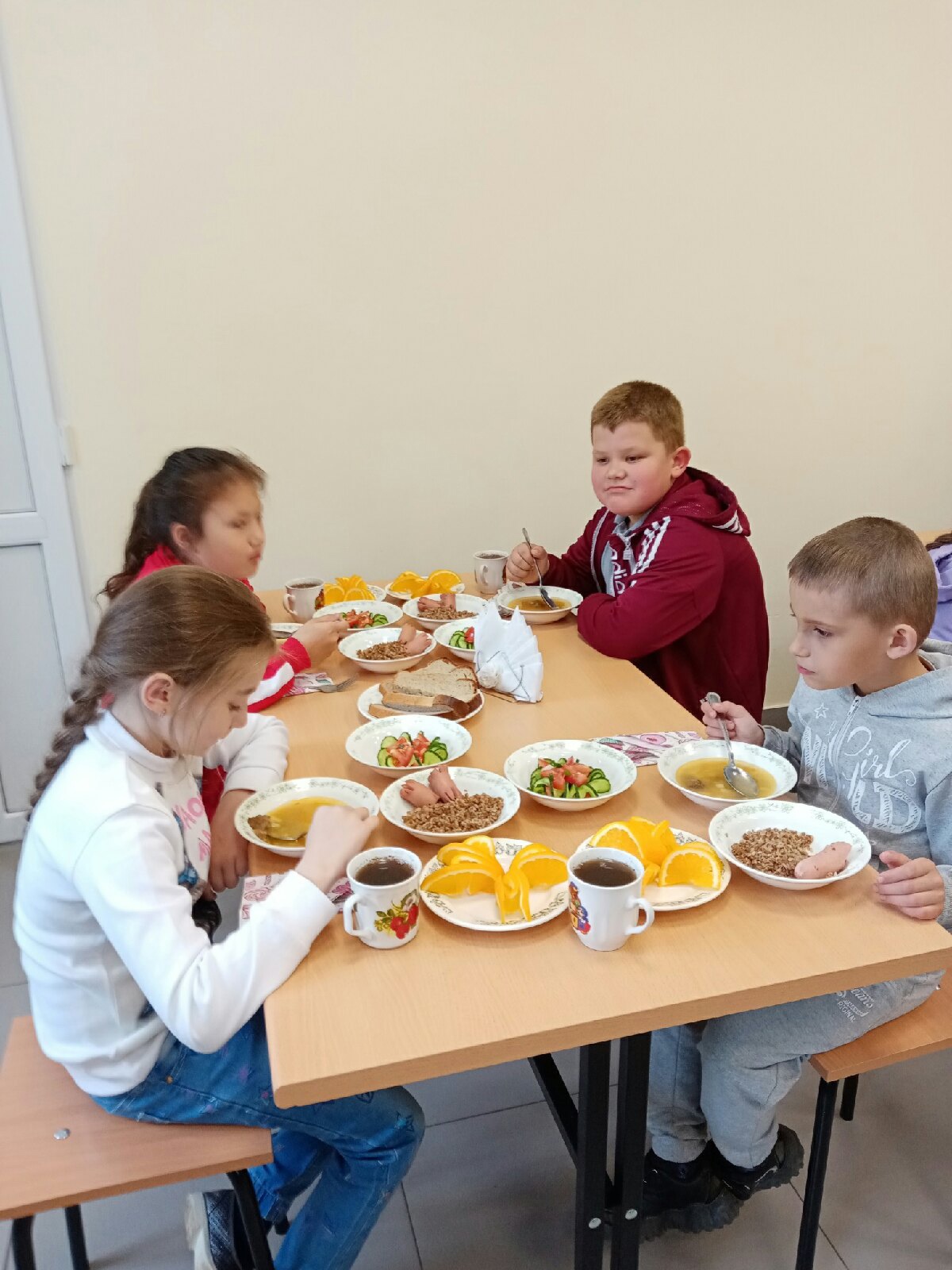 Воспитанники школьного летнего лагеря «Спартак» обедают в столовой